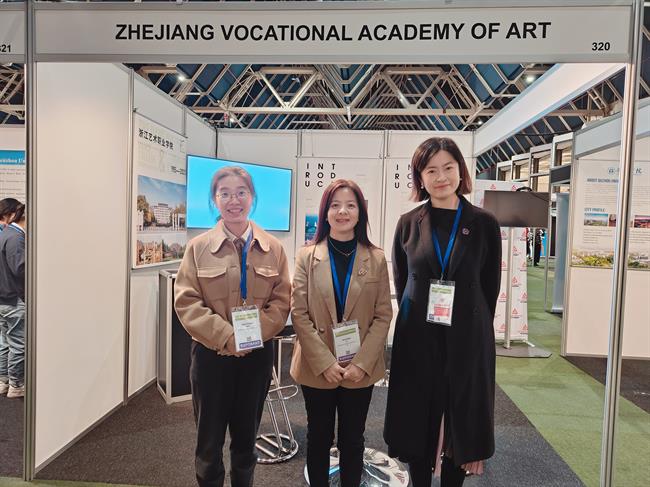 荷兰国际教育展合影4.jpg